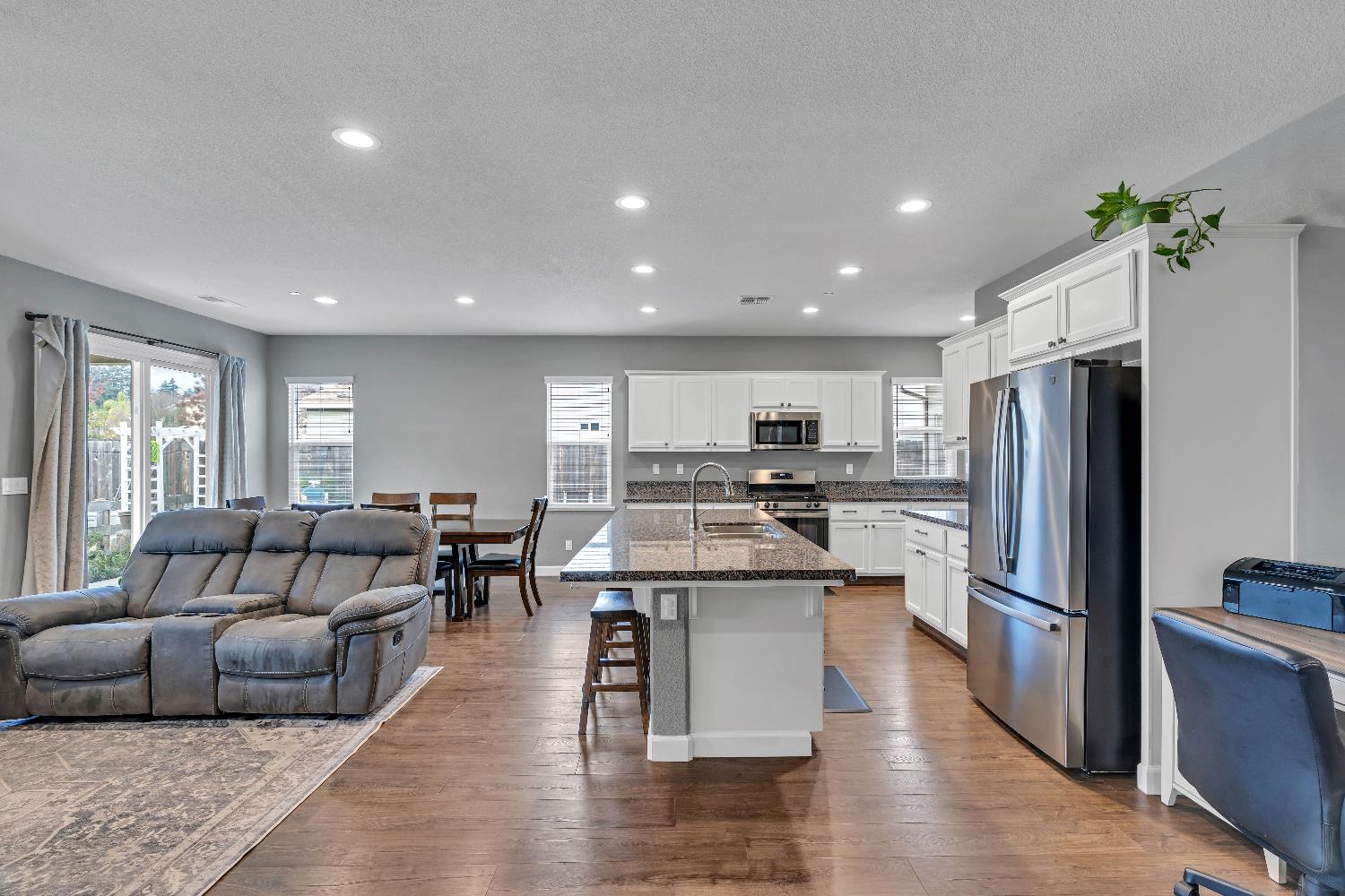 203 River Pointe Dr, Waterford, CA 95386