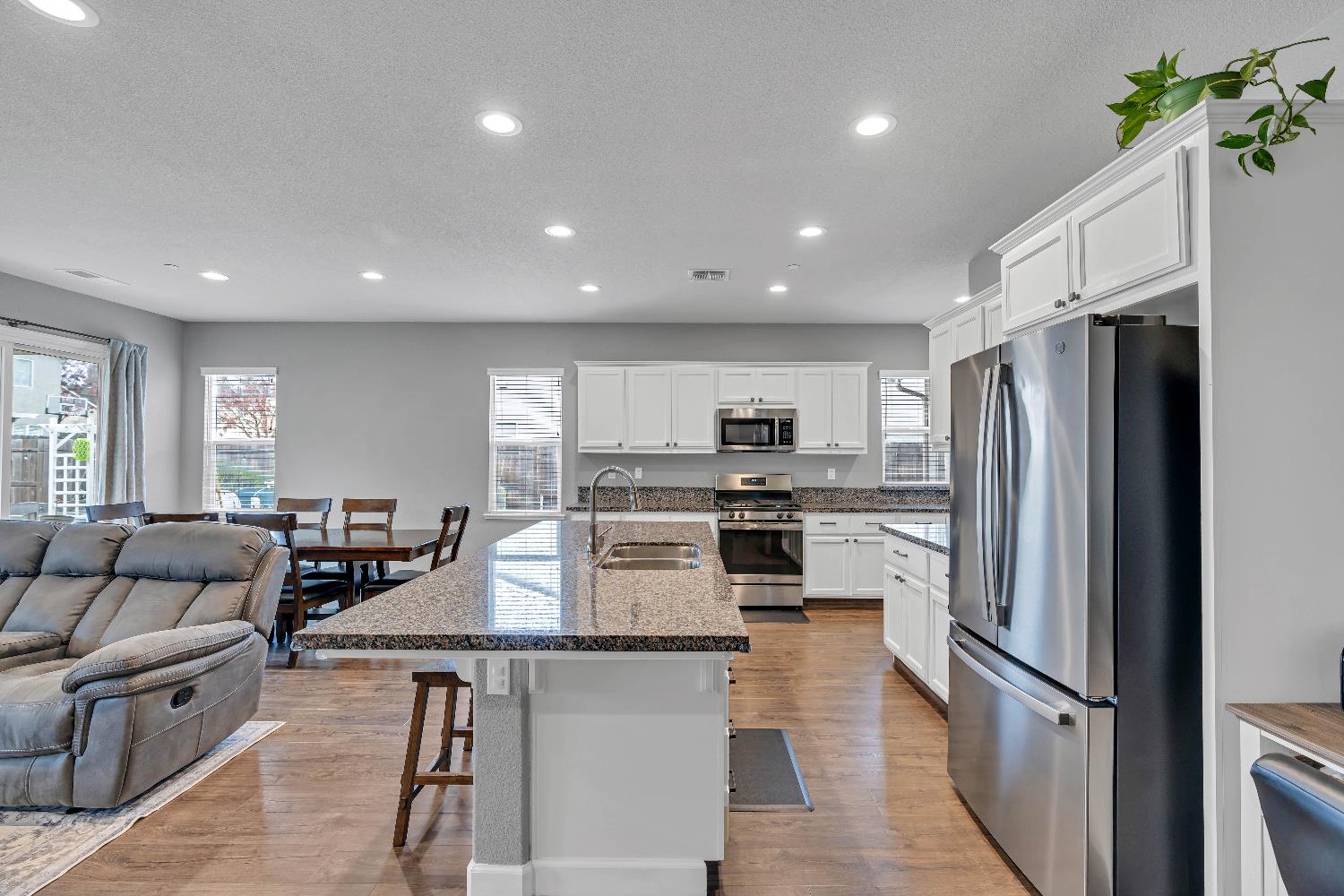 203 River Pointe Dr, Waterford, CA 95386