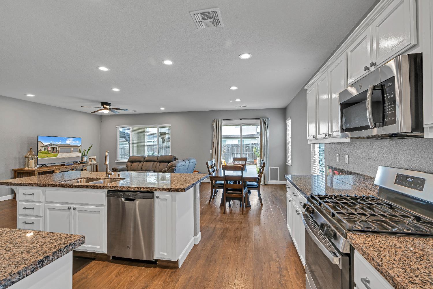 203 River Pointe Dr, Waterford, CA 95386