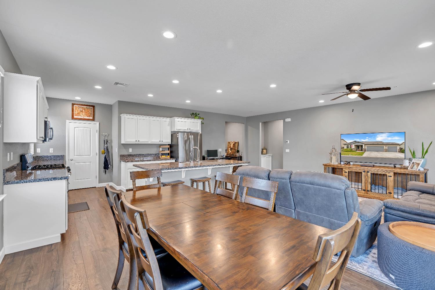 203 River Pointe Dr, Waterford, CA 95386