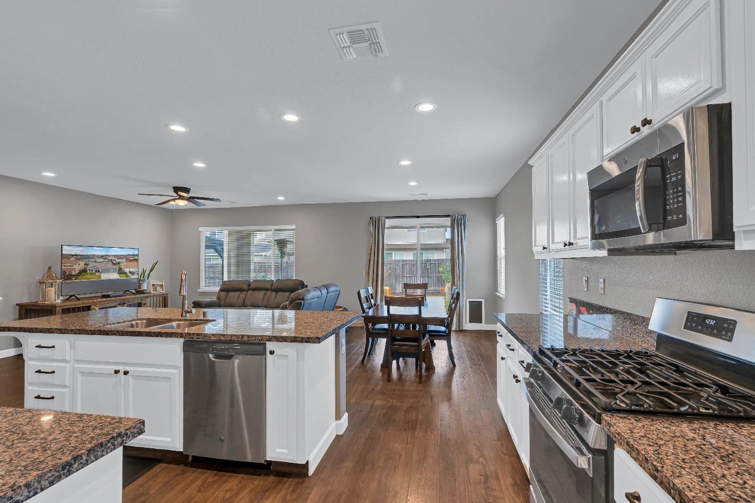 203 River Pointe Dr, Waterford, CA 95386