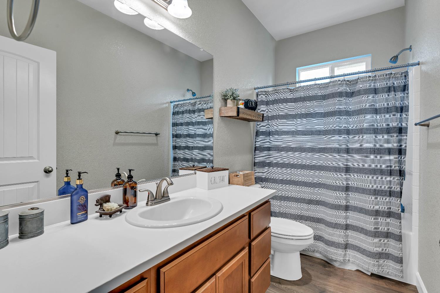 203 River Pointe Dr, Waterford, CA 95386