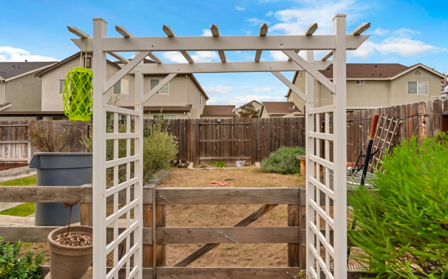 203 River Pointe Dr, Waterford, CA 95386