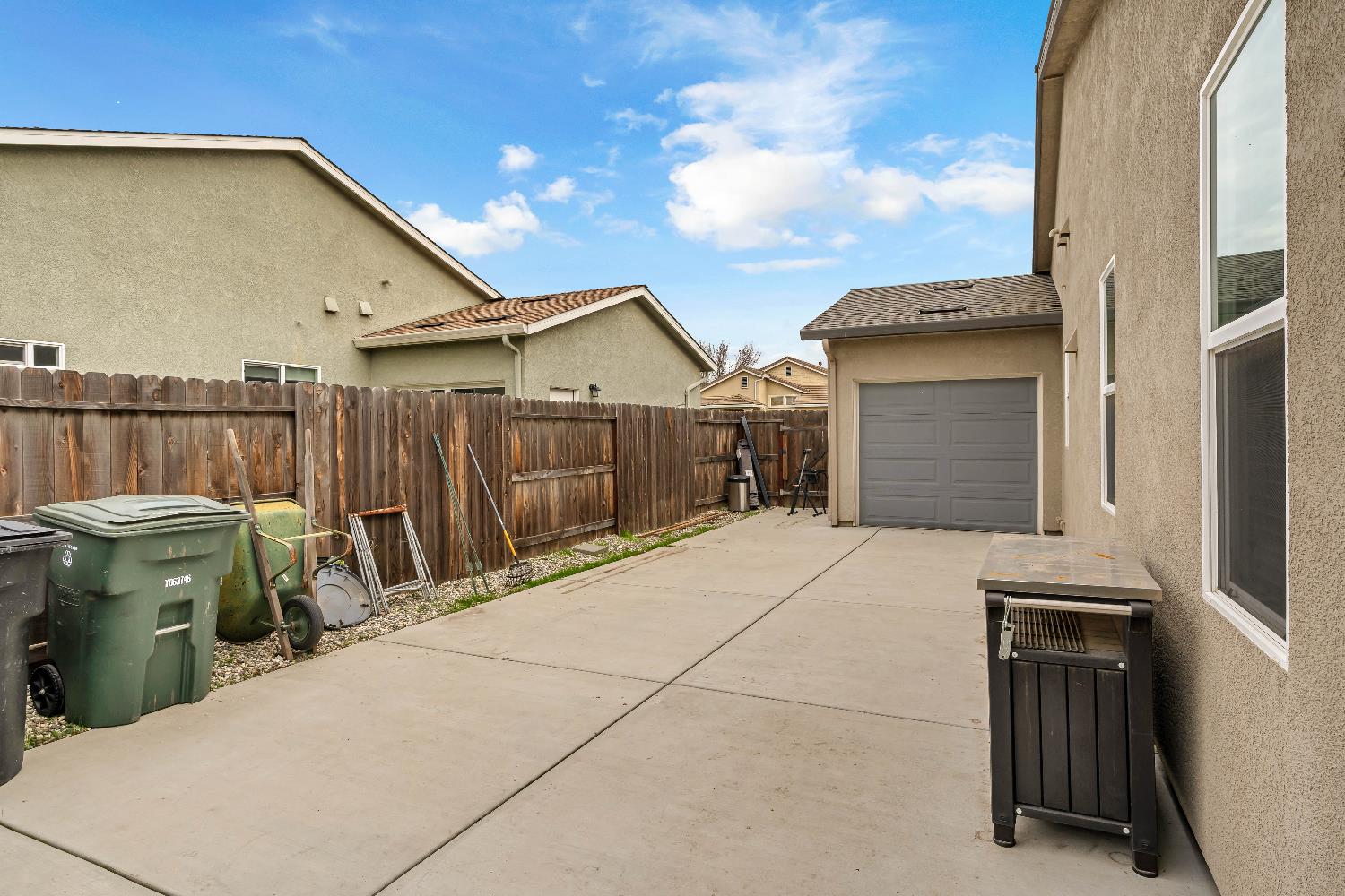 203 River Pointe Dr, Waterford, CA 95386