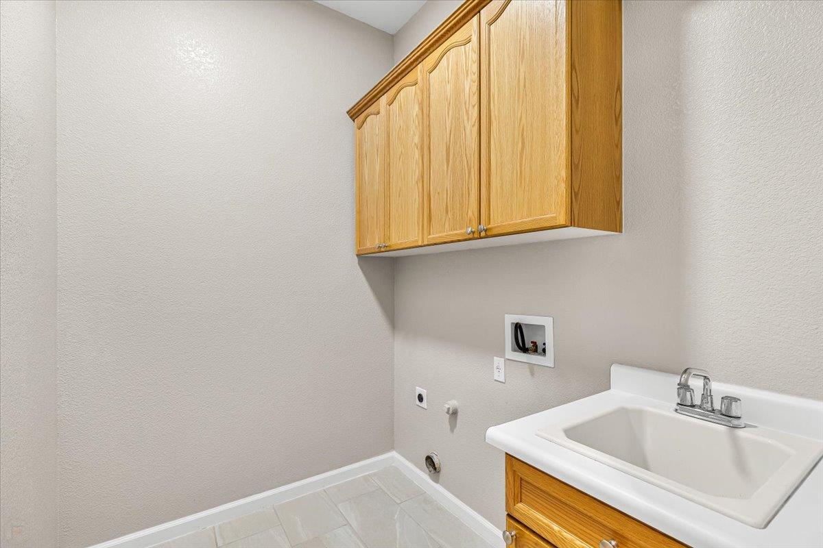 426 Treecrest Cir, Oakdale, CA 95361