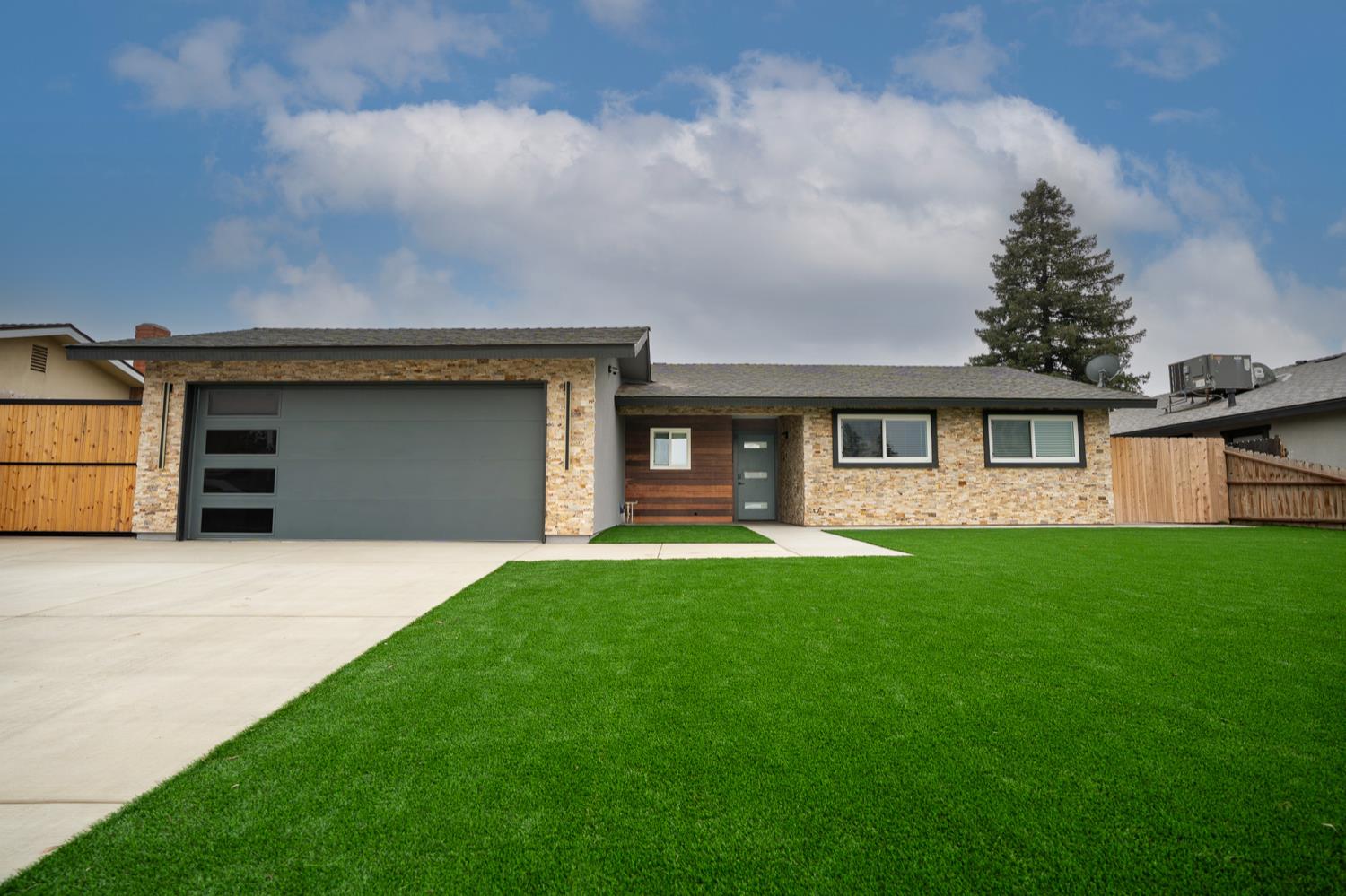 1922 N Adams St, Tulare, CA 93274