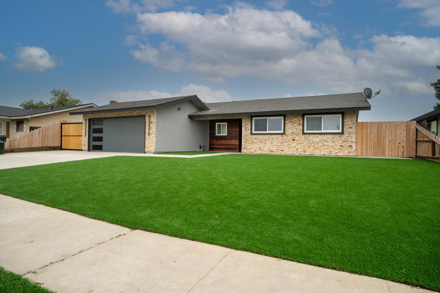 1922 N Adams St, Tulare, CA 93274