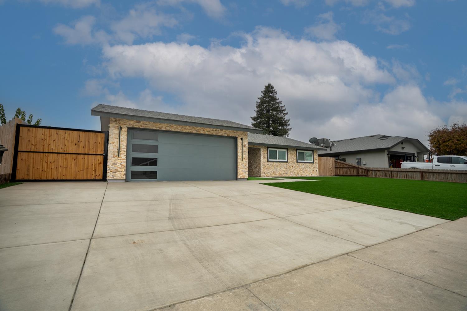 1922 N Adams St, Tulare, CA 93274