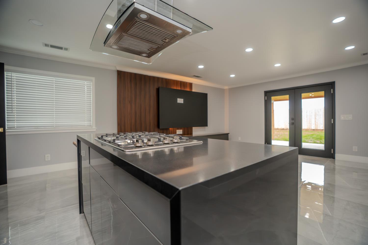 1922 N Adams St, Tulare, CA 93274