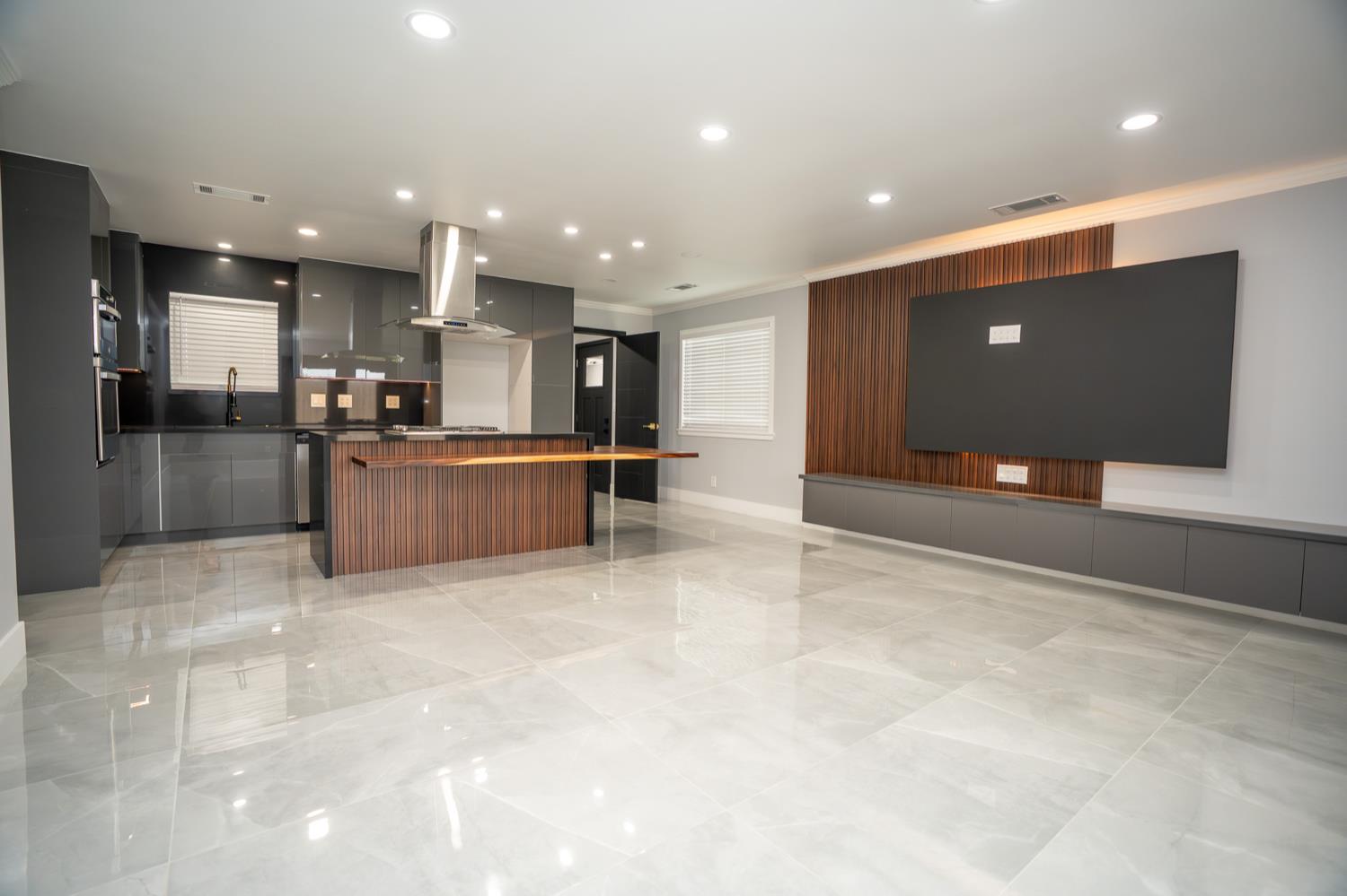 1922 N Adams St, Tulare, CA 93274