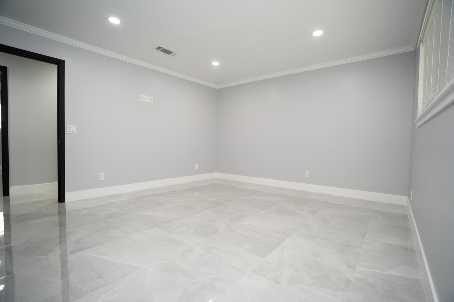 1922 N Adams St, Tulare, CA 93274