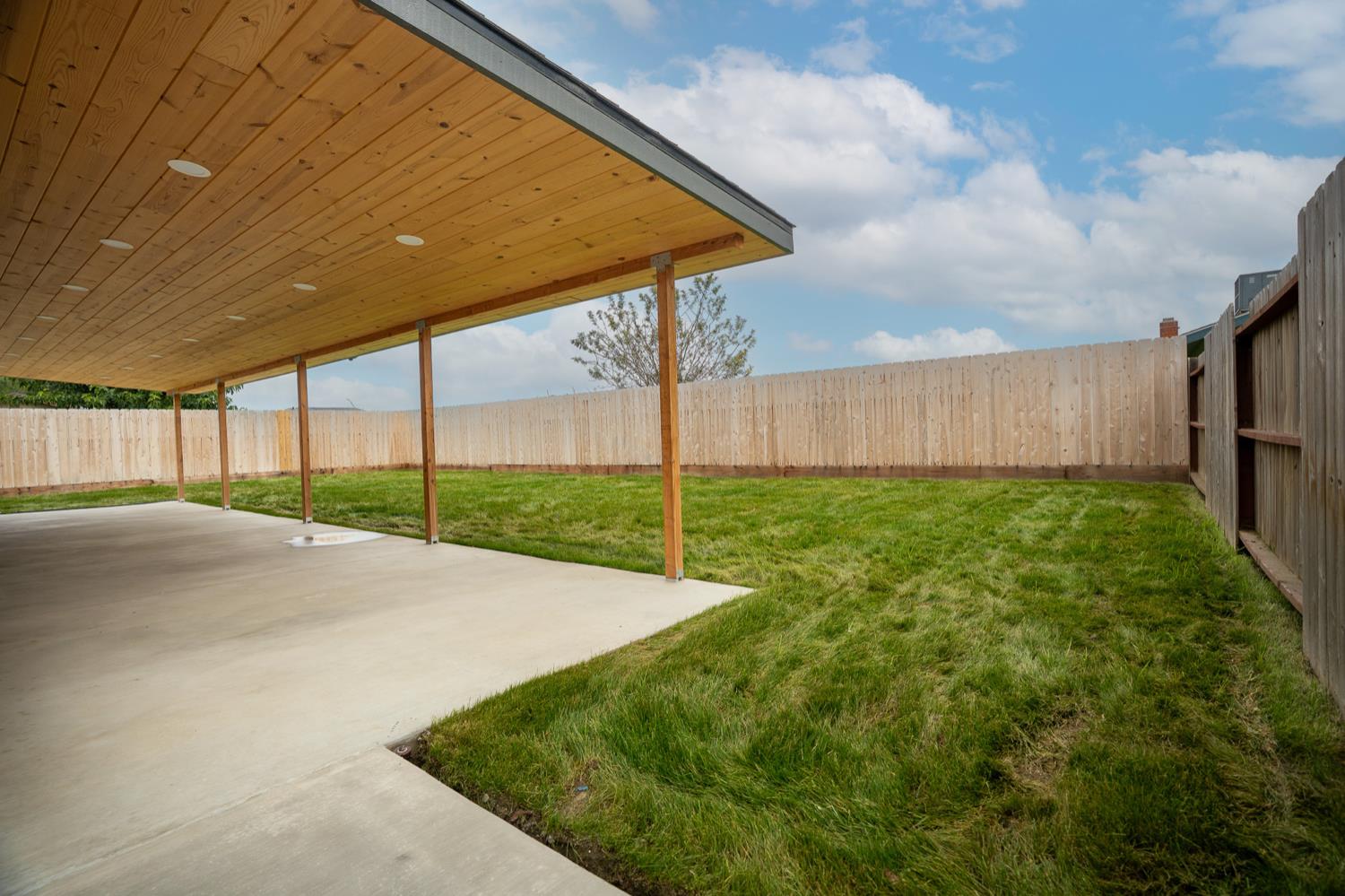 1922 N Adams St, Tulare, CA 93274