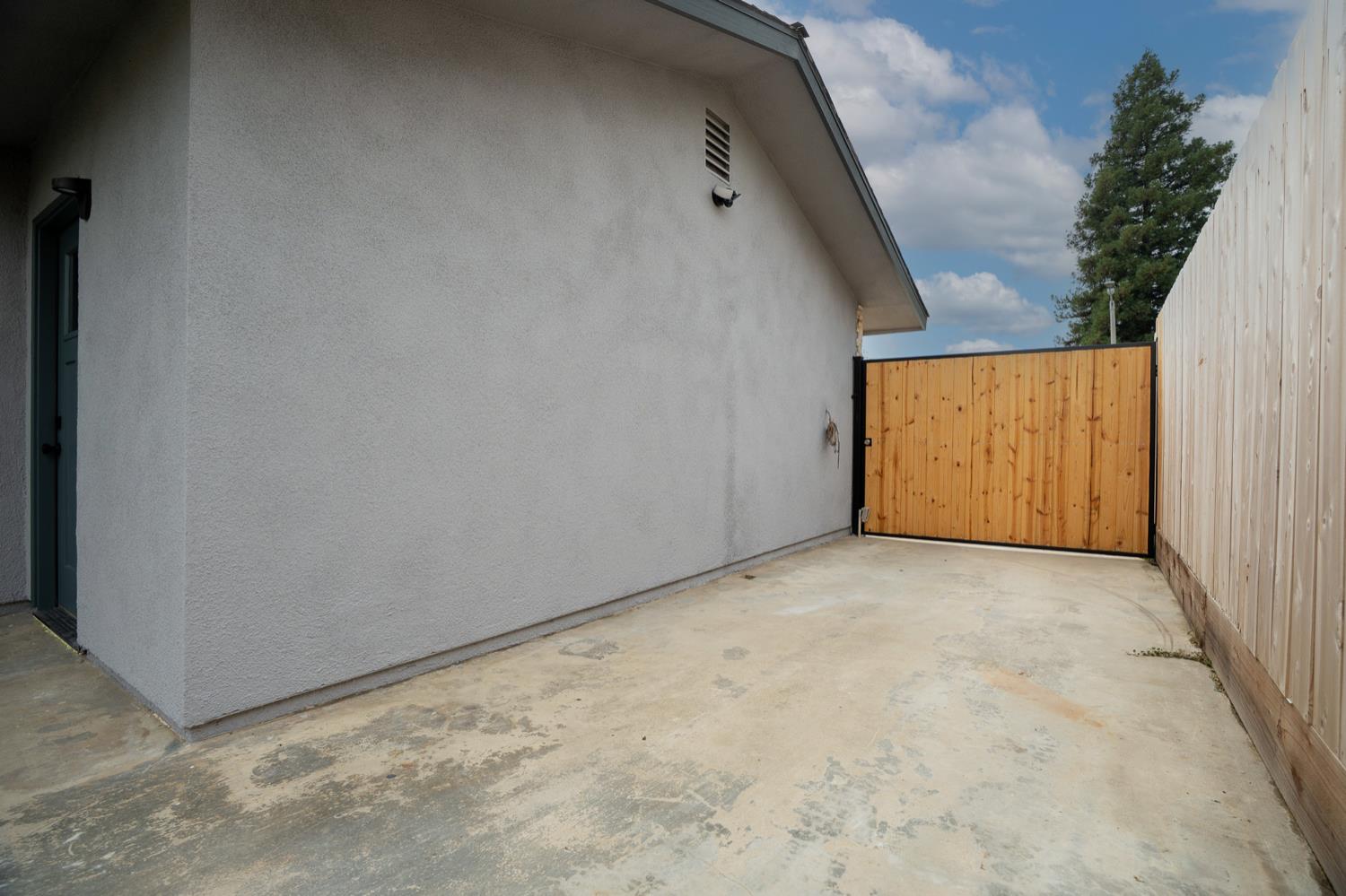 1922 N Adams St, Tulare, CA 93274