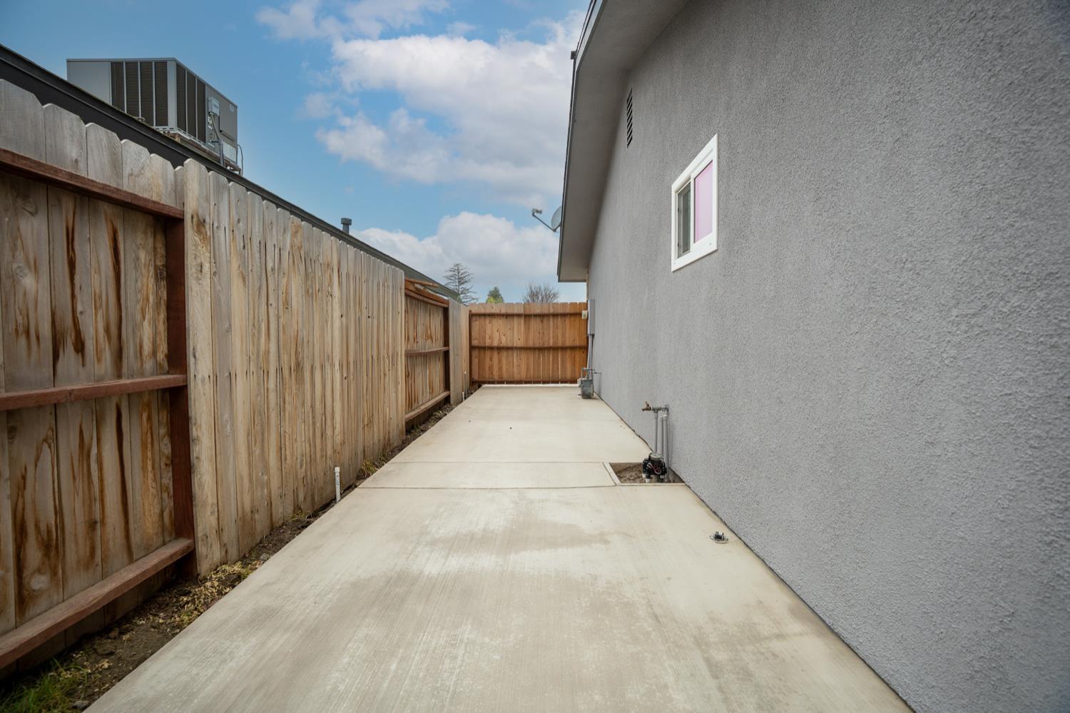 1922 N Adams St, Tulare, CA 93274