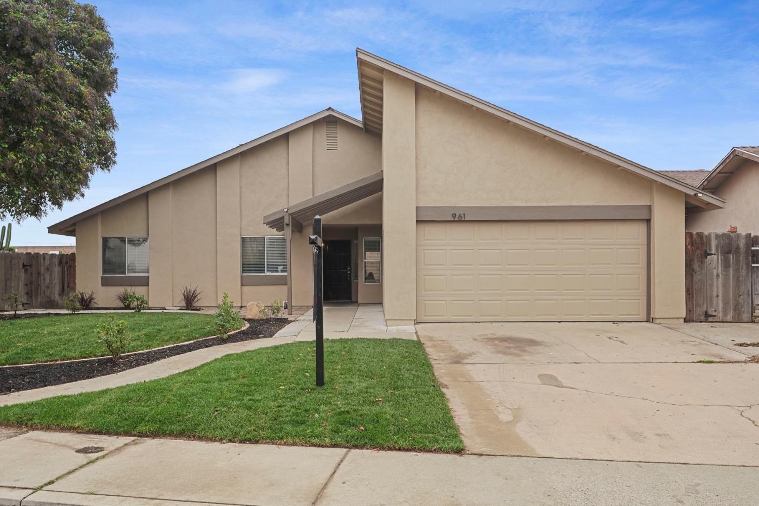 961 Countryside Dr, Turlock, CA 95380