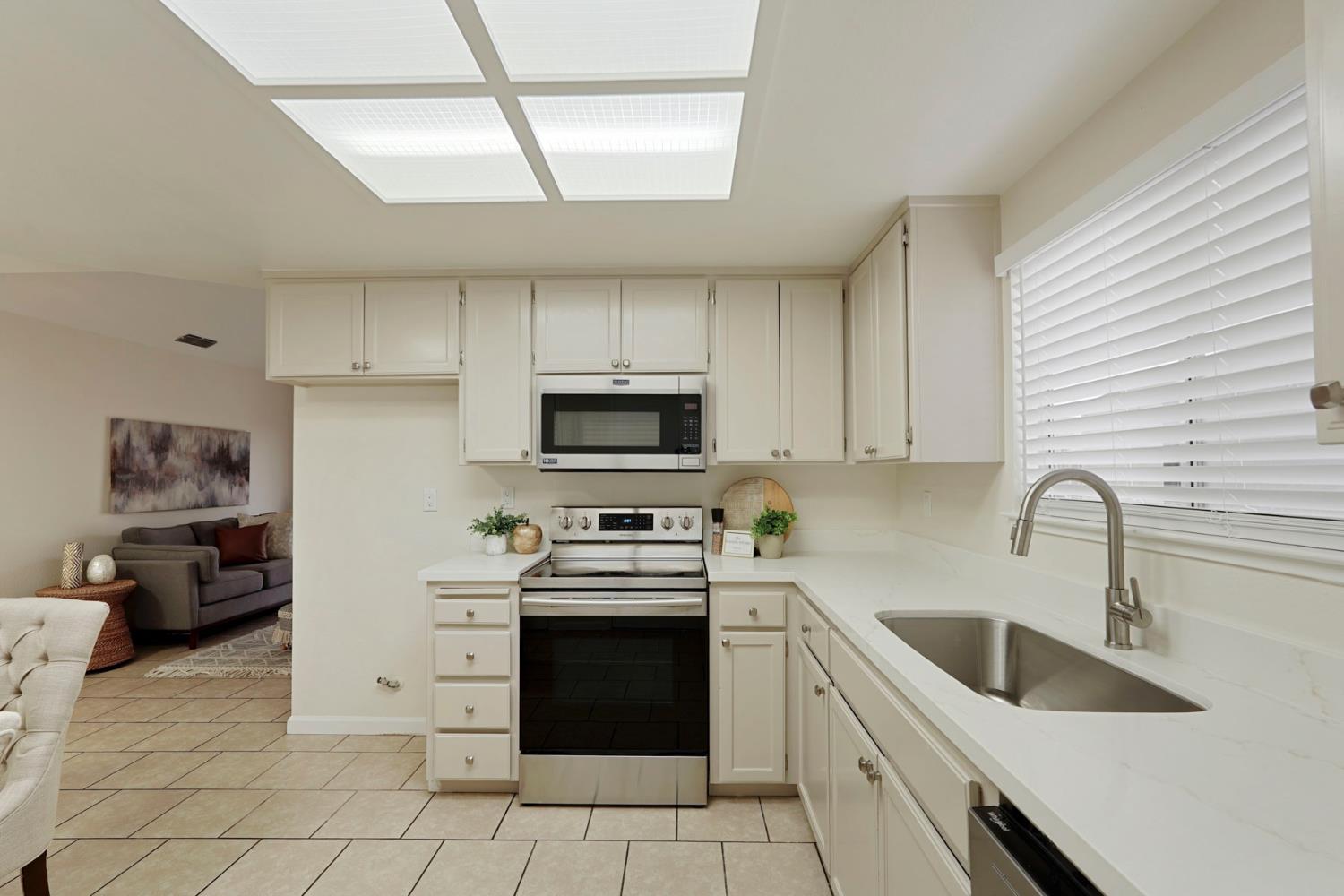 961 Countryside Dr, Turlock, CA 95380