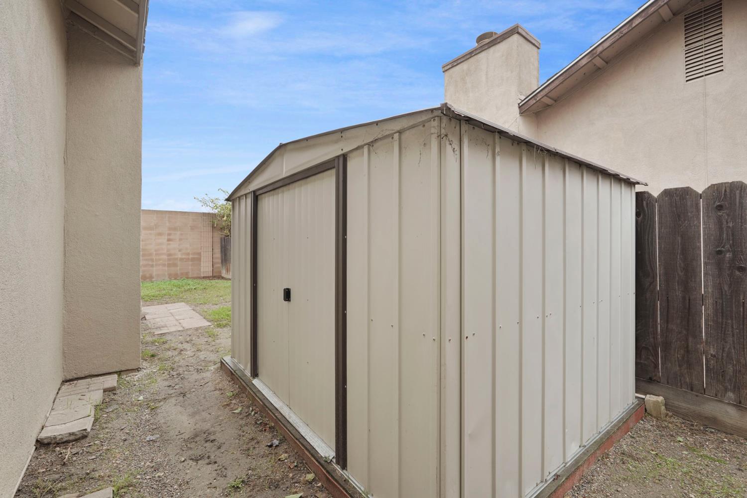 961 Countryside Dr, Turlock, CA 95380