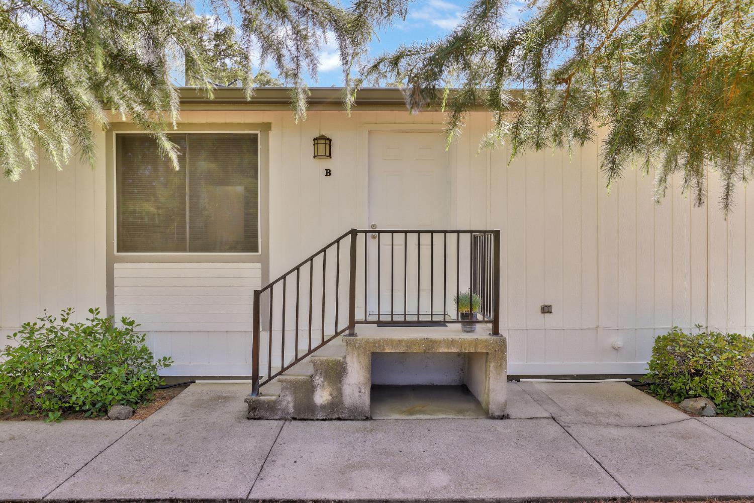 1048 Feather Ct, Copperopolis, CA 95228