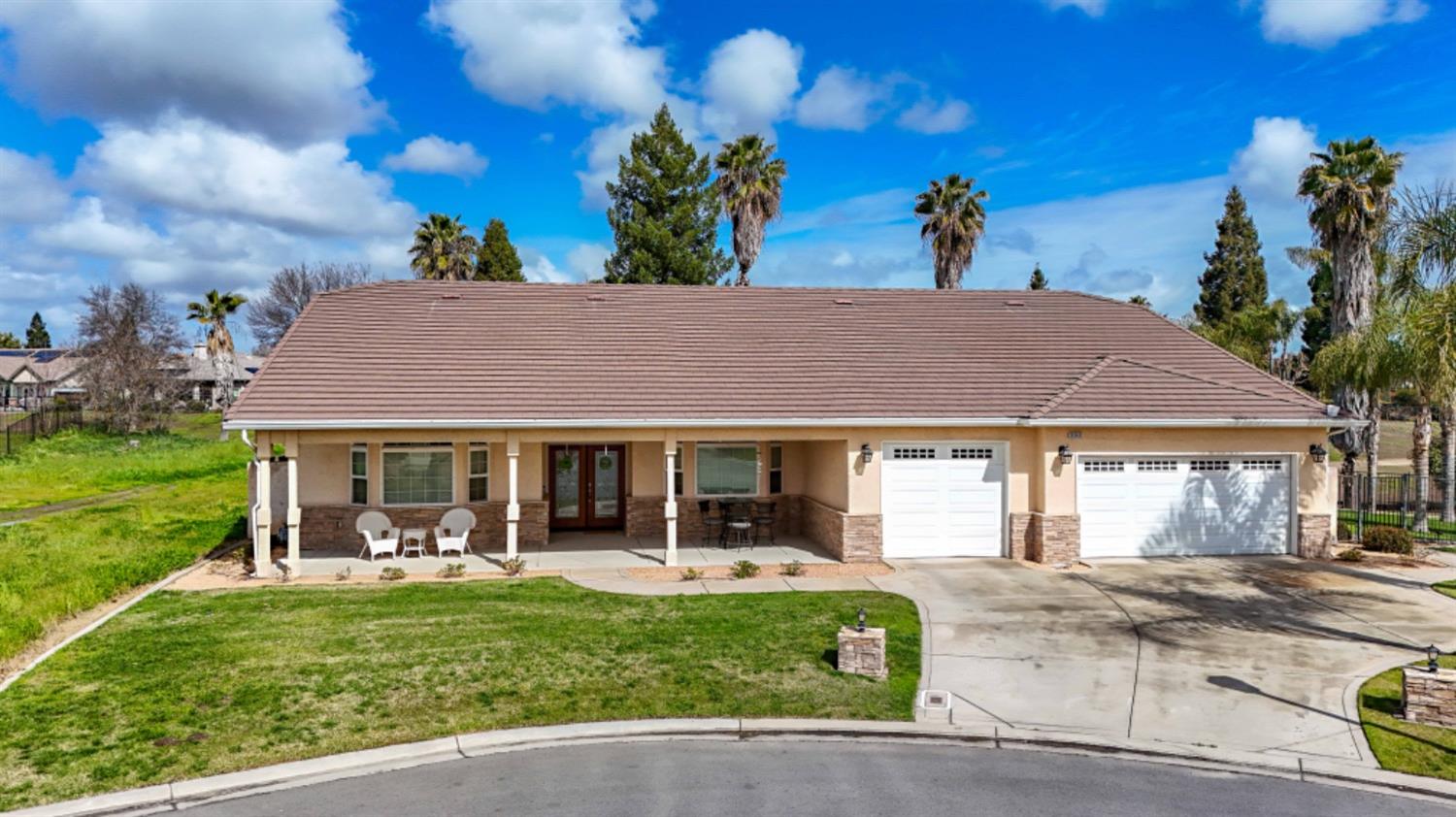 8340 Lake Shore Dr, Chowchilla, CA 93610