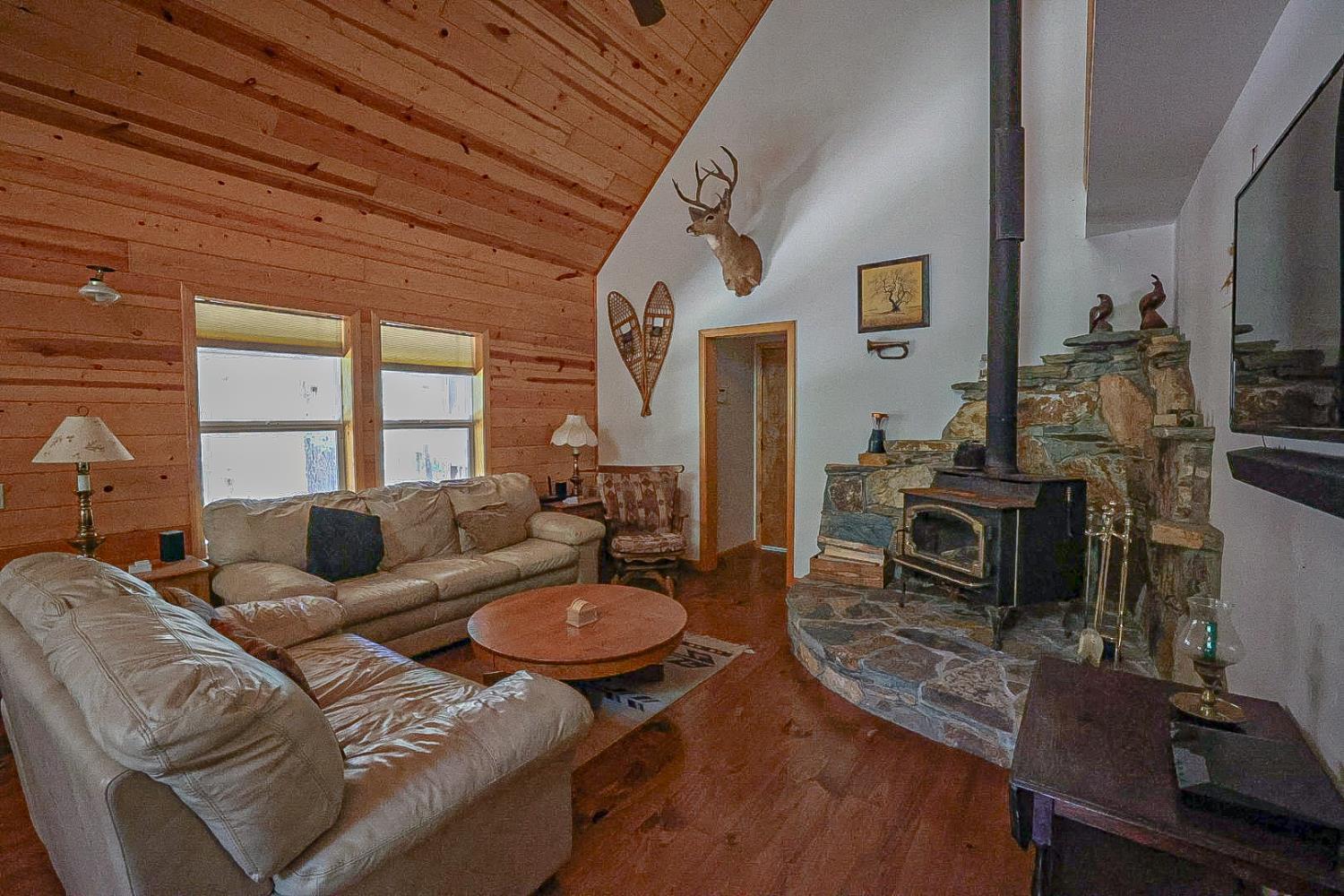67922 Beasore Rd, Bass Lake, CA 95604
