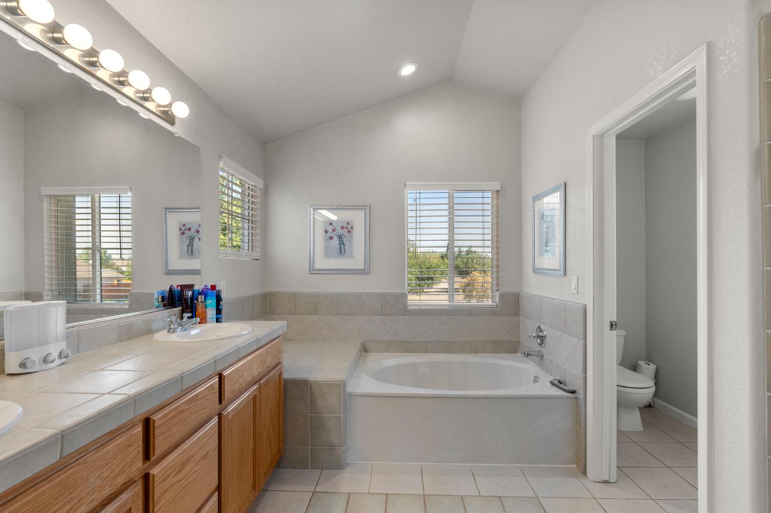 864 Heartland Dr, Manteca, CA 95337