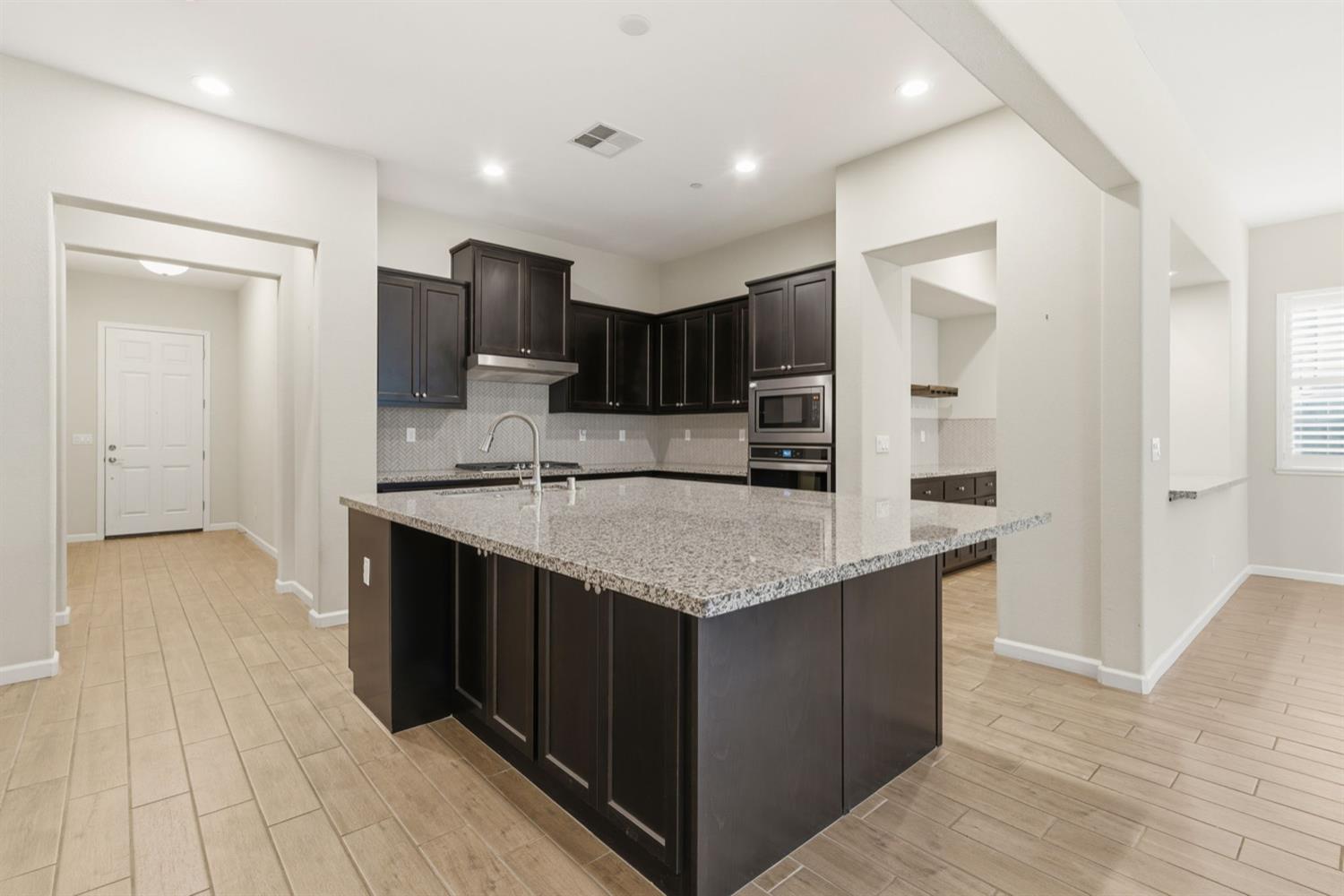 868 River Pointe Cir, Oakdale, CA 95361