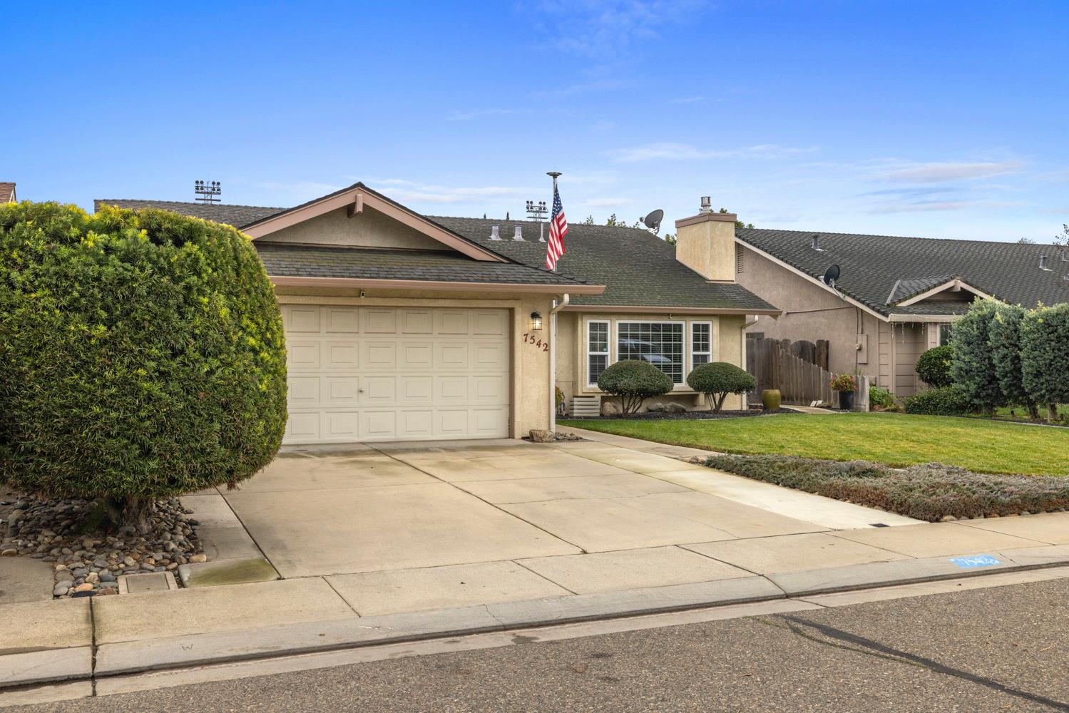 7542 Locust St, Hughson, CA 95326