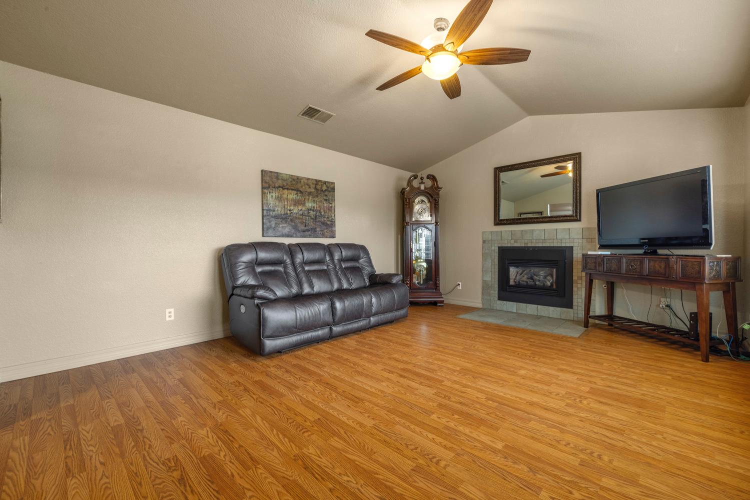 7542 Locust St, Hughson, CA 95326