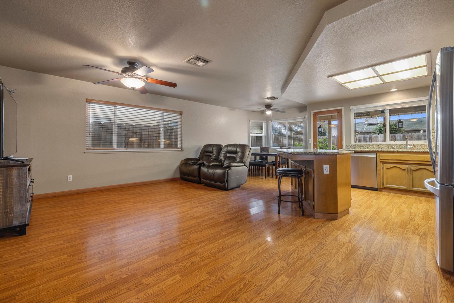 7542 Locust St, Hughson, CA 95326