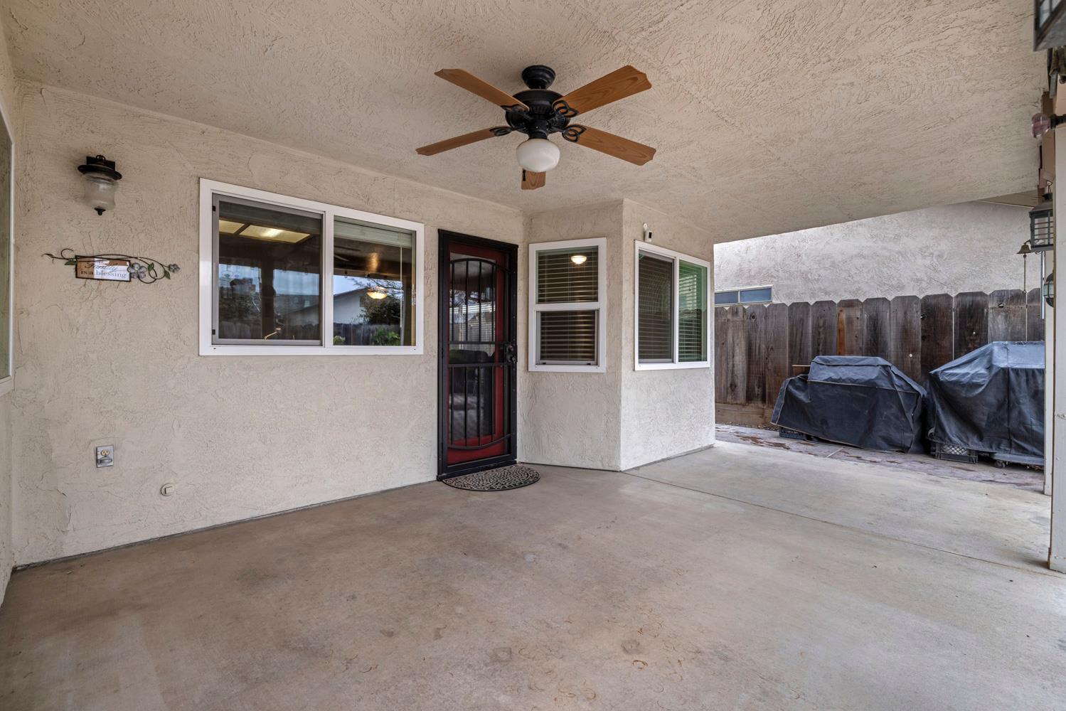 7542 Locust St, Hughson, CA 95326