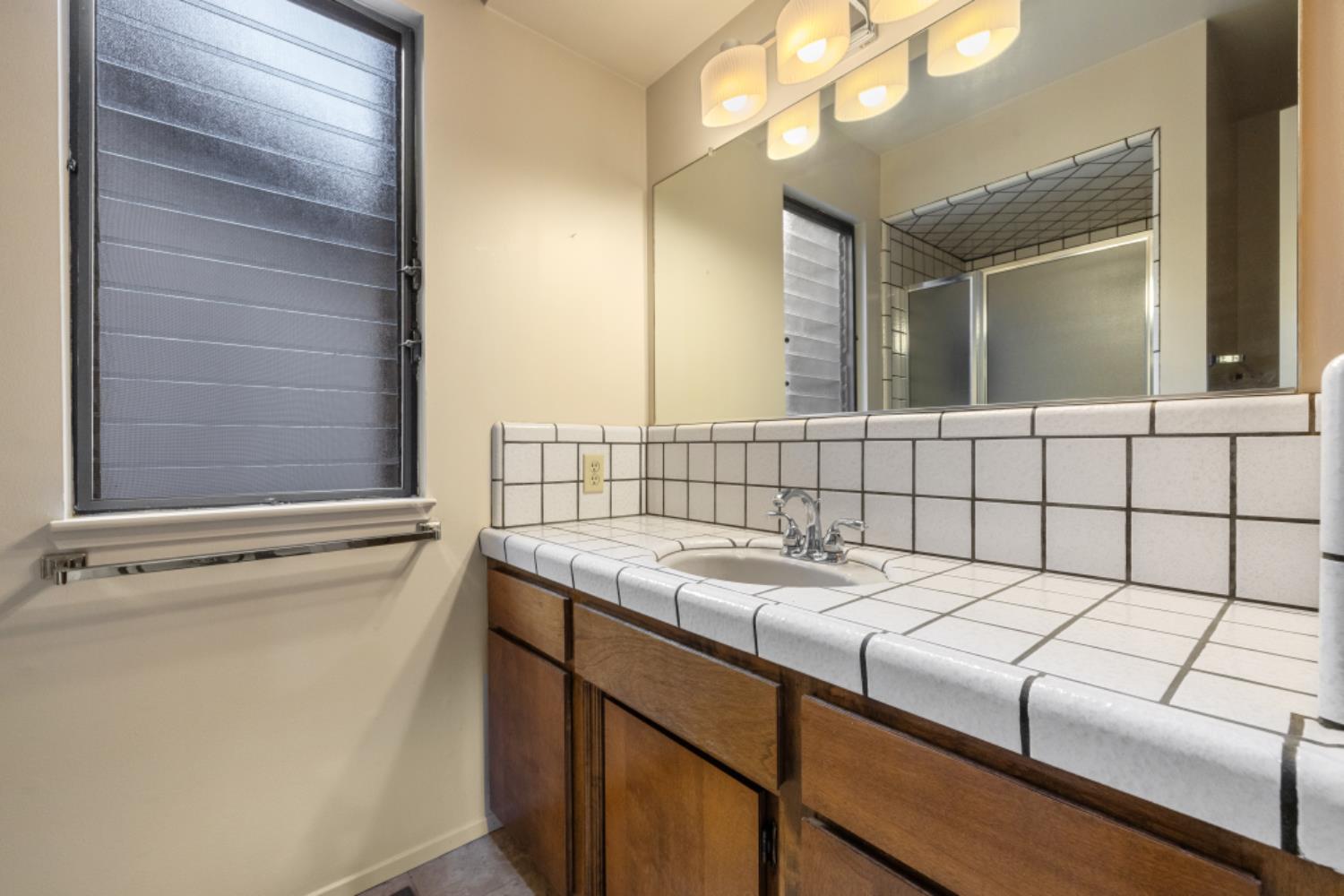 218 Brook Way, Modesto, CA 95354