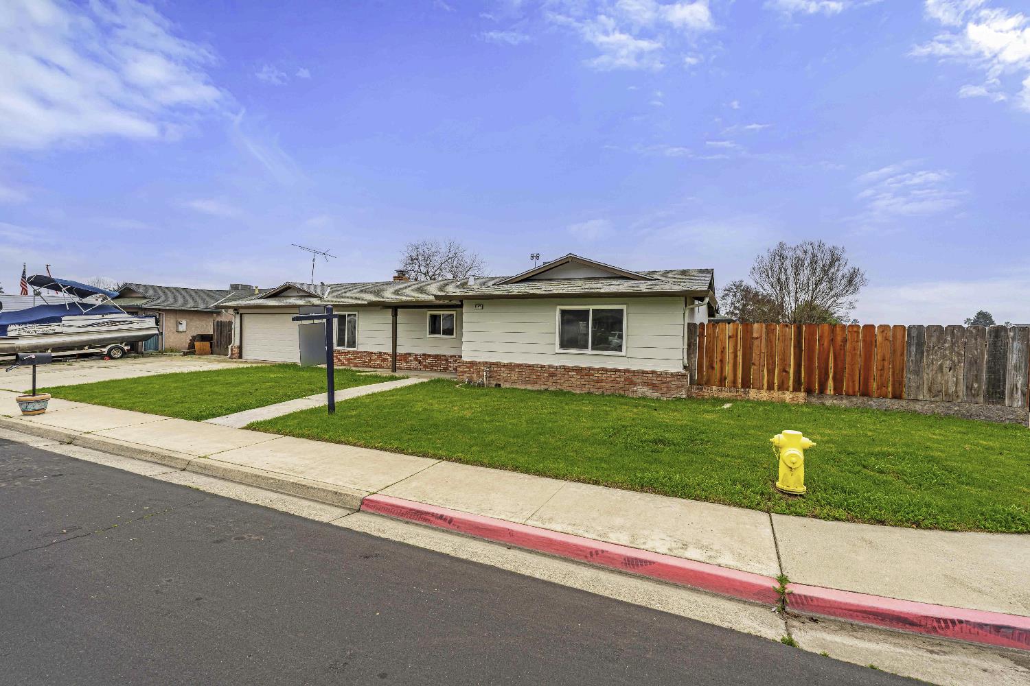 1407 E D St, Oakdale, CA 95361