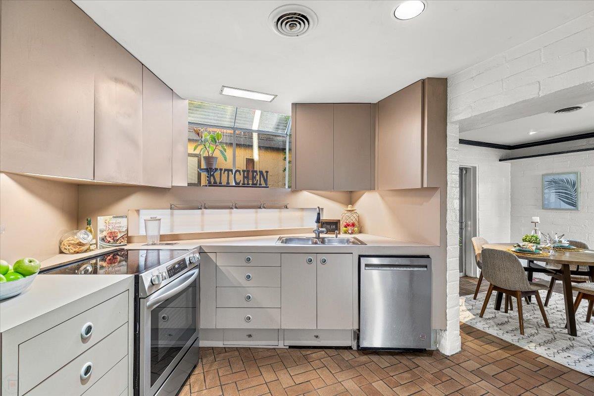 1018 W Morris Ave, Modesto, CA 95350