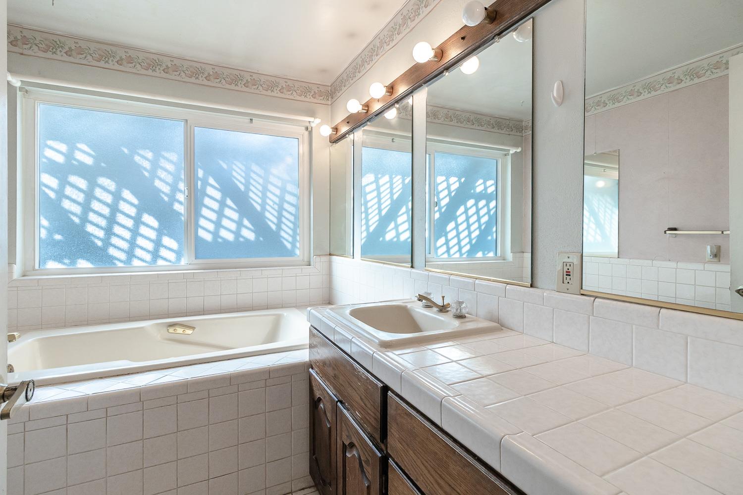 1250 Slayton Dr, Manteca, CA 95336