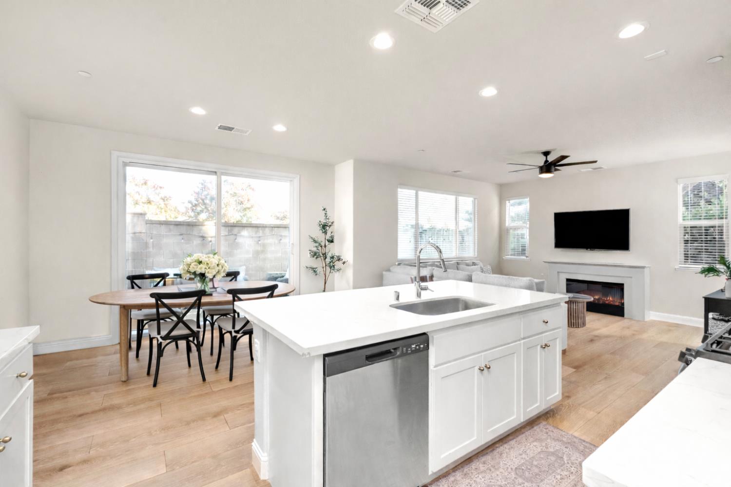 1383 Kinship Dr, Turlock, CA 95382