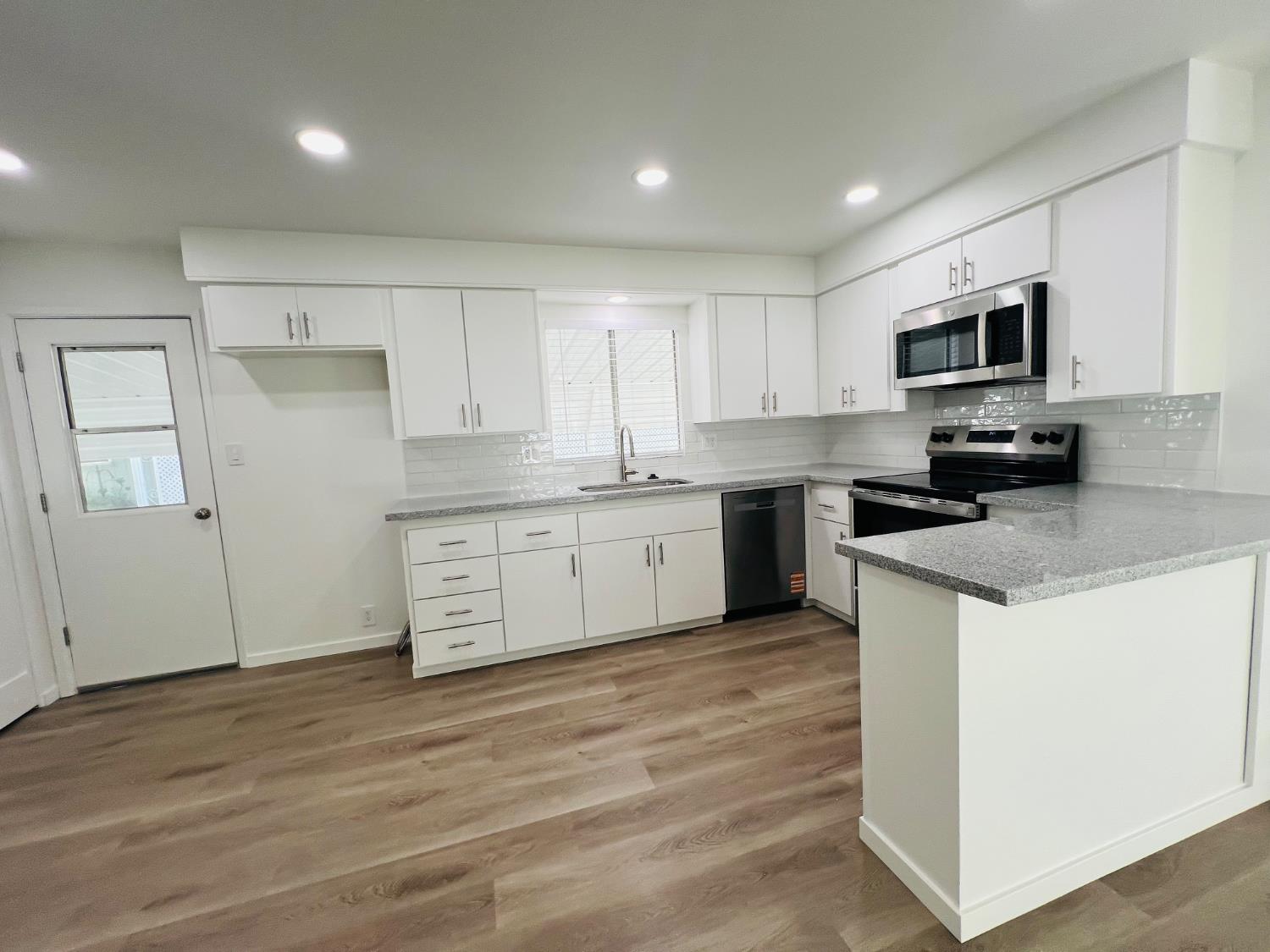 2307 Oakdale Rd #32, Modesto, CA 95355