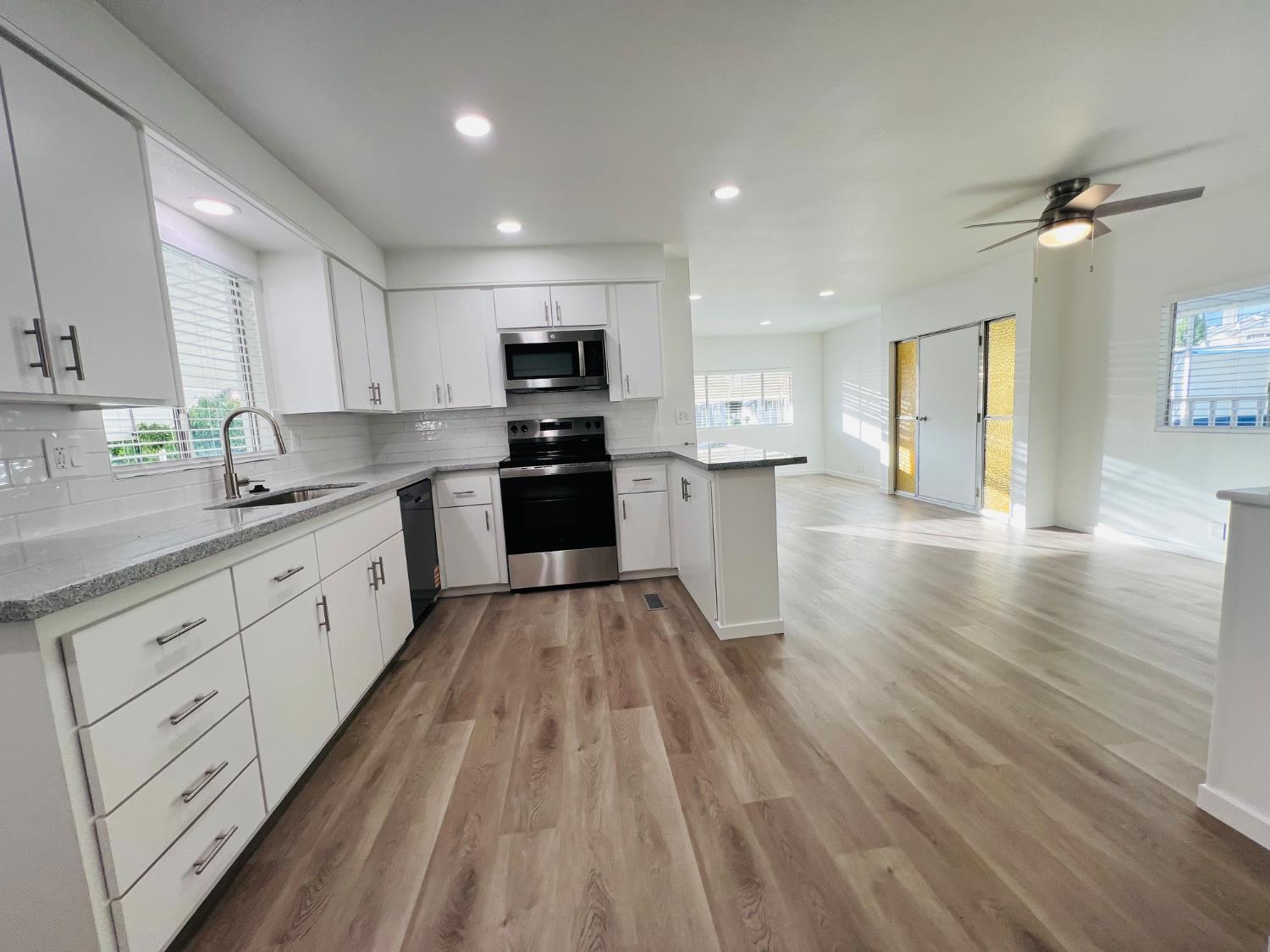 2307 Oakdale Rd #32, Modesto, CA 95355