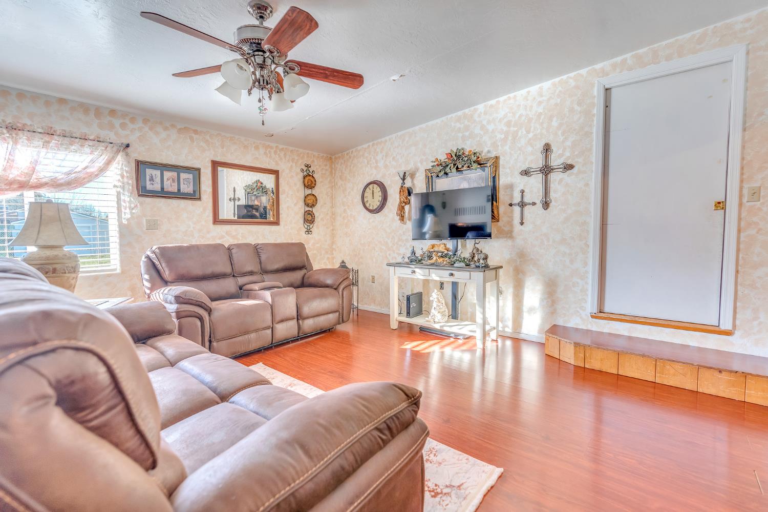 1202 Golden Gate Ave, Dos Palos, CA 93620