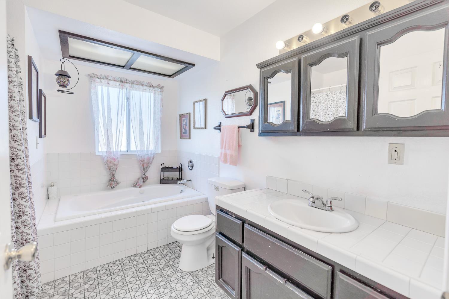 1202 Golden Gate Ave, Dos Palos, CA 93620