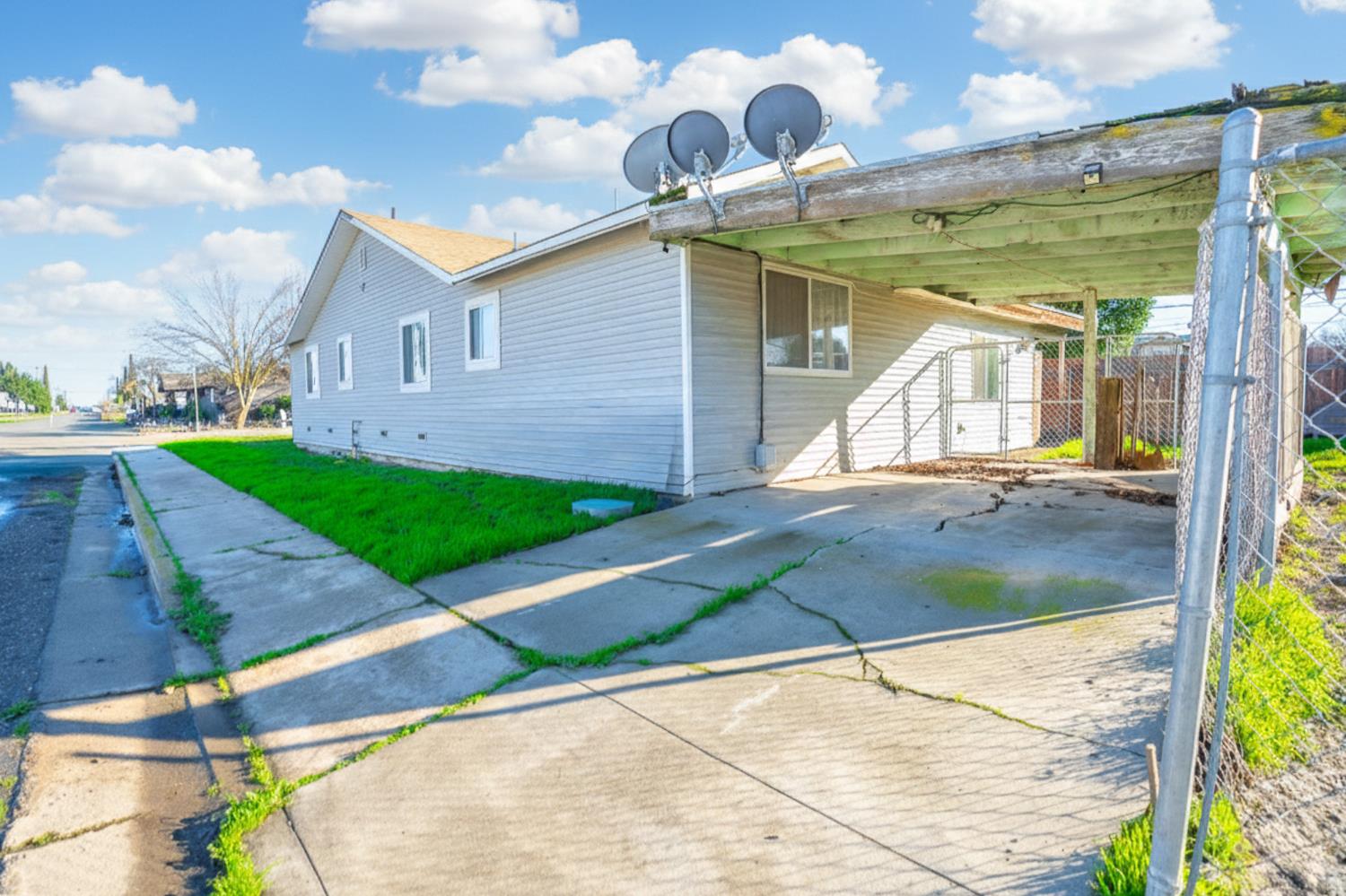 1202 Golden Gate Ave, Dos Palos, CA 93620