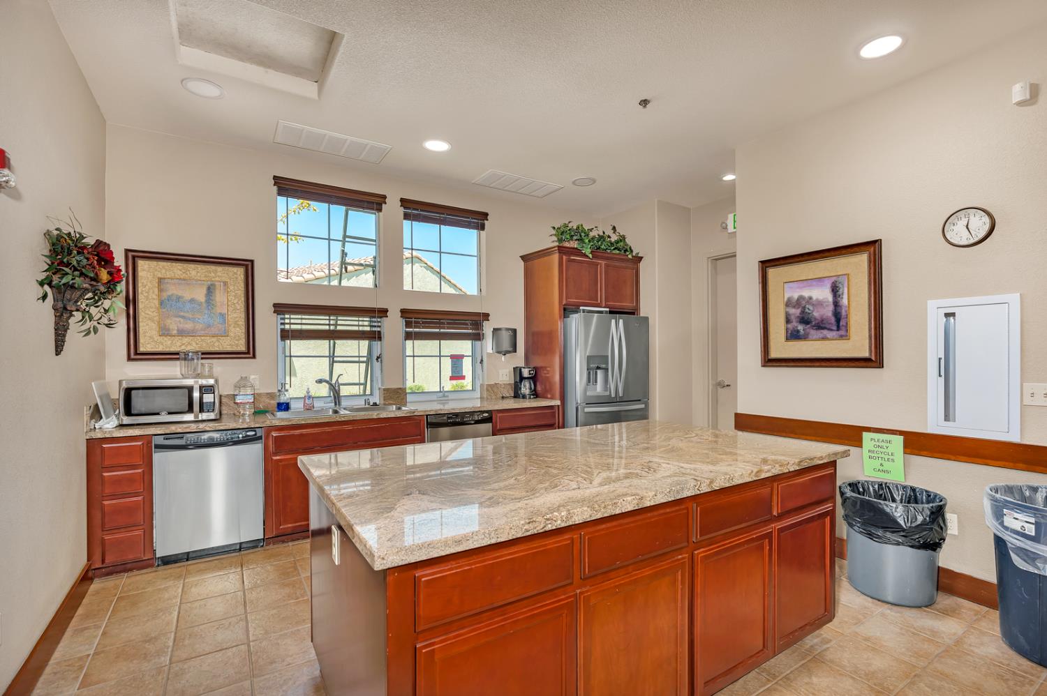 860 Fritz Dr, Los Banos, CA 93635