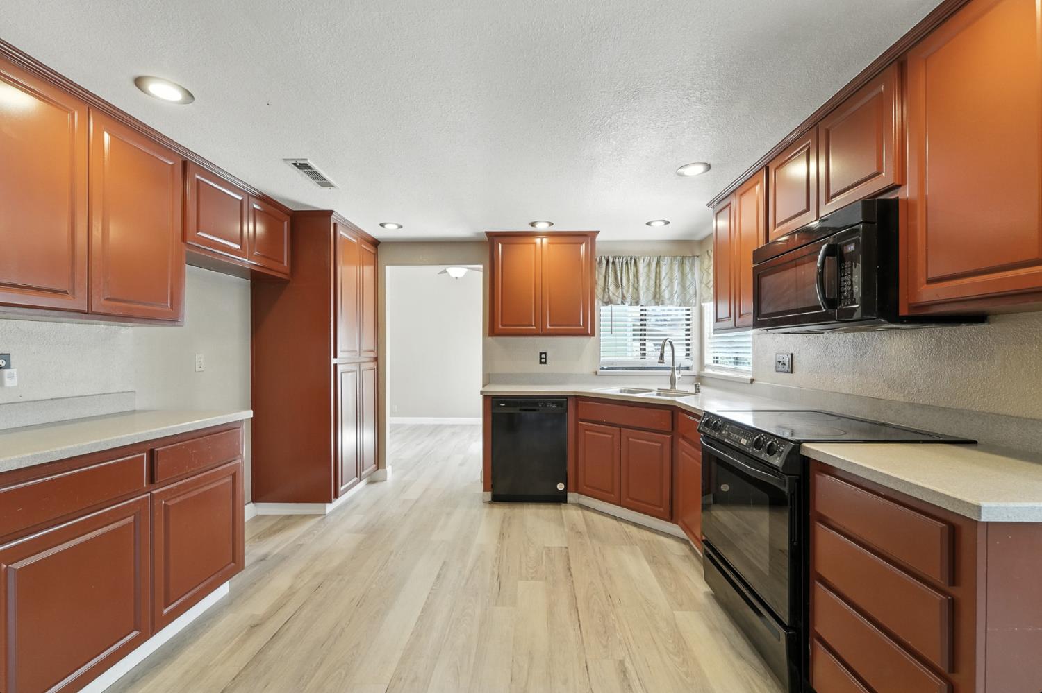 834 Cedar Ridge Dr, Turlock, CA 95382