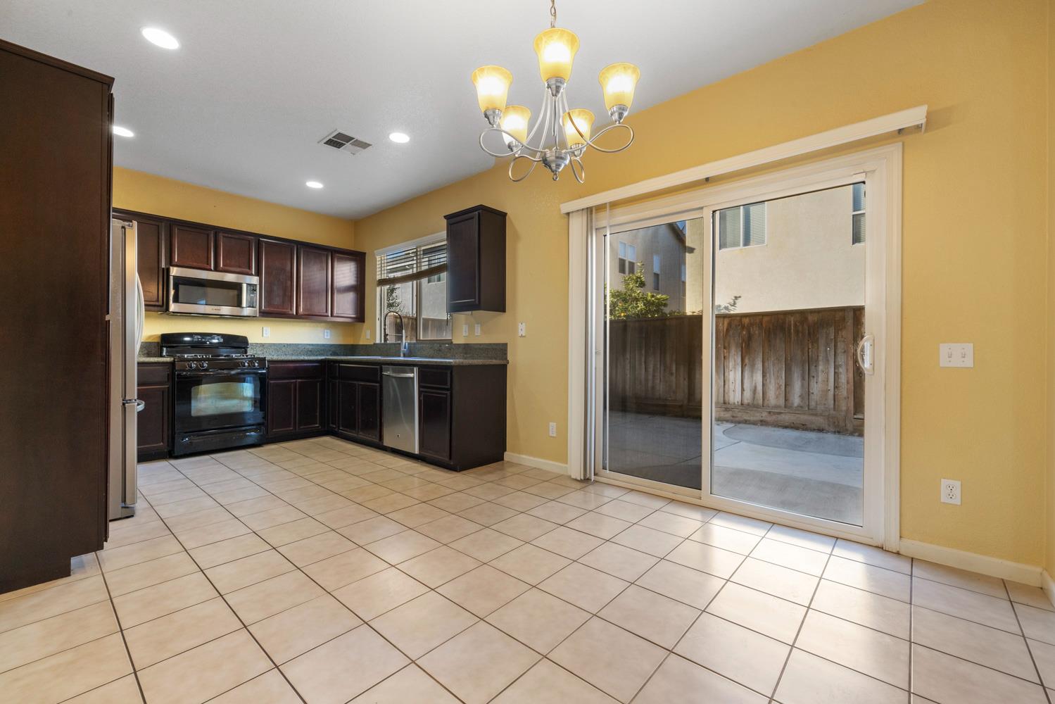 1447 Summerwind Ln, Manteca, CA 95337