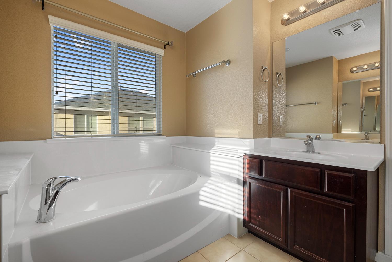 1447 Summerwind Ln, Manteca, CA 95337