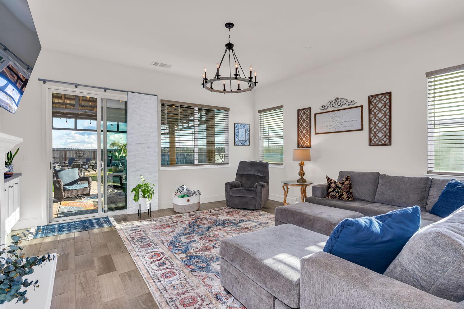 1201 Gypsum Dr, Los Banos, CA 93635