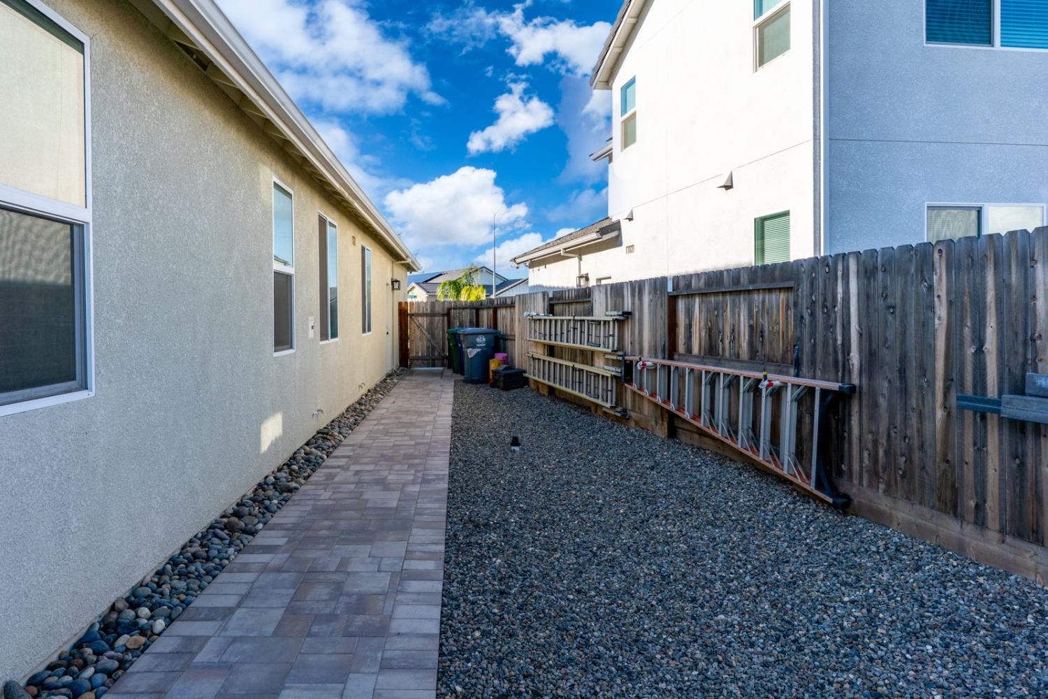 1201 Gypsum Dr, Los Banos, CA 93635