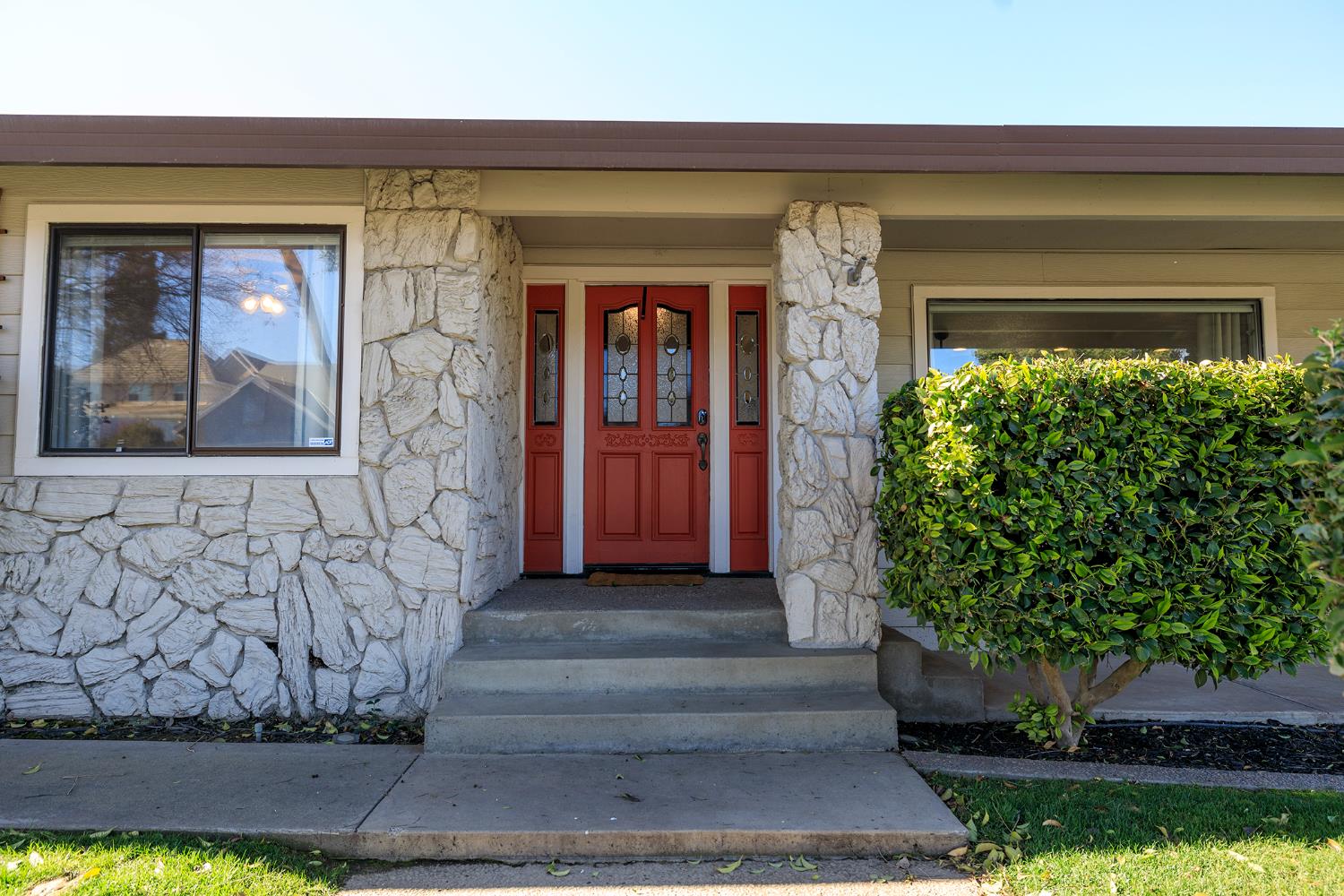 884 Hillswood Ct, Oakdale, CA 95361