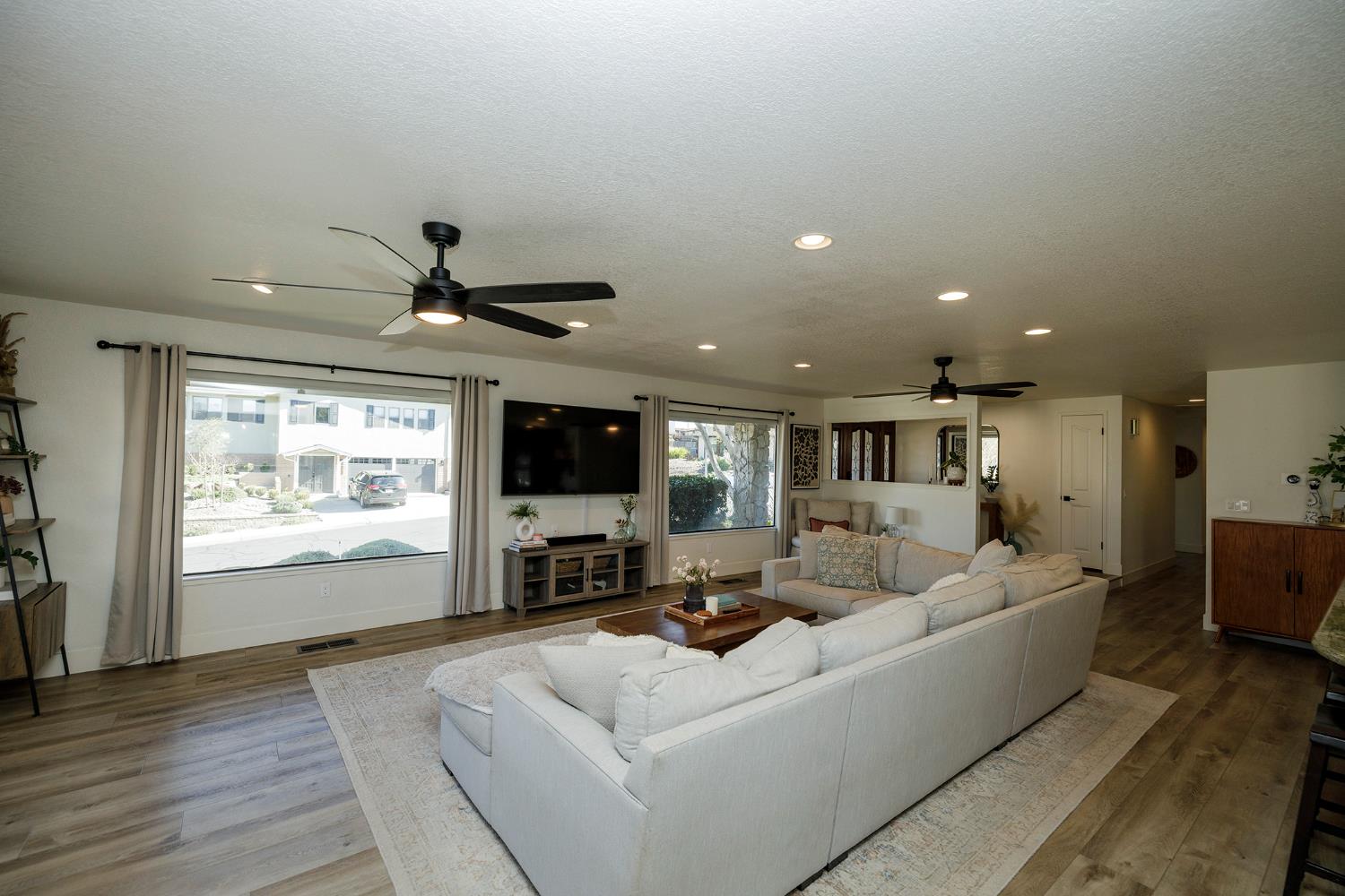 884 Hillswood Ct, Oakdale, CA 95361