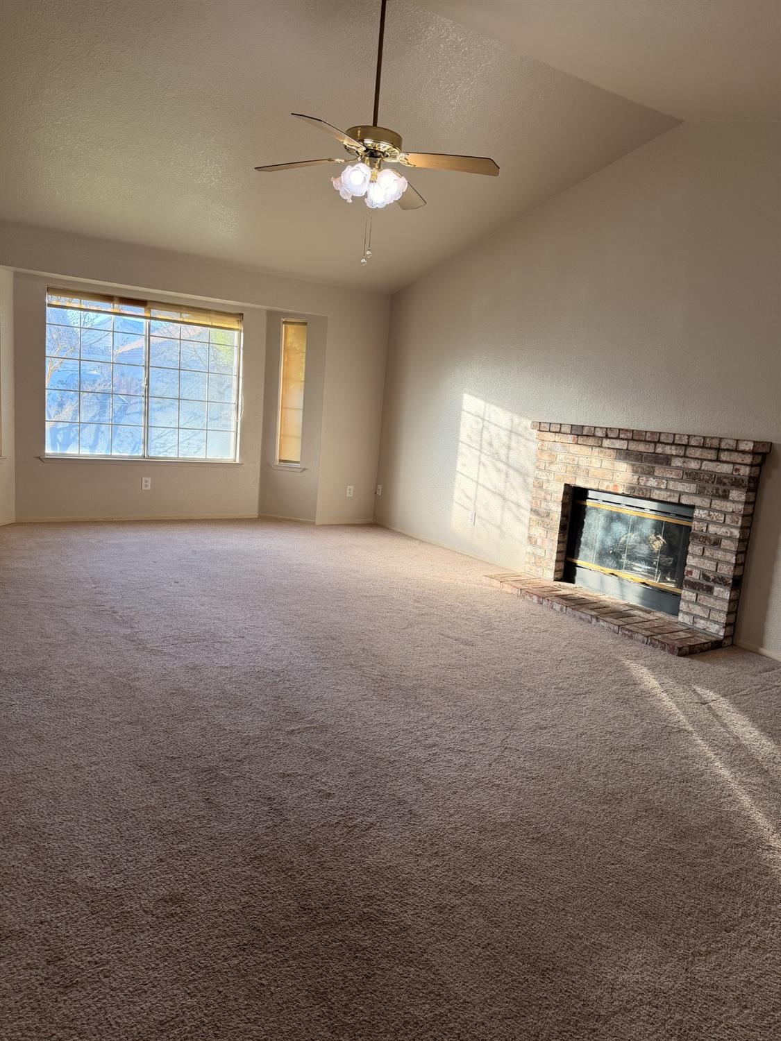 209 Fairwood Dr, Oakdale, CA 95361