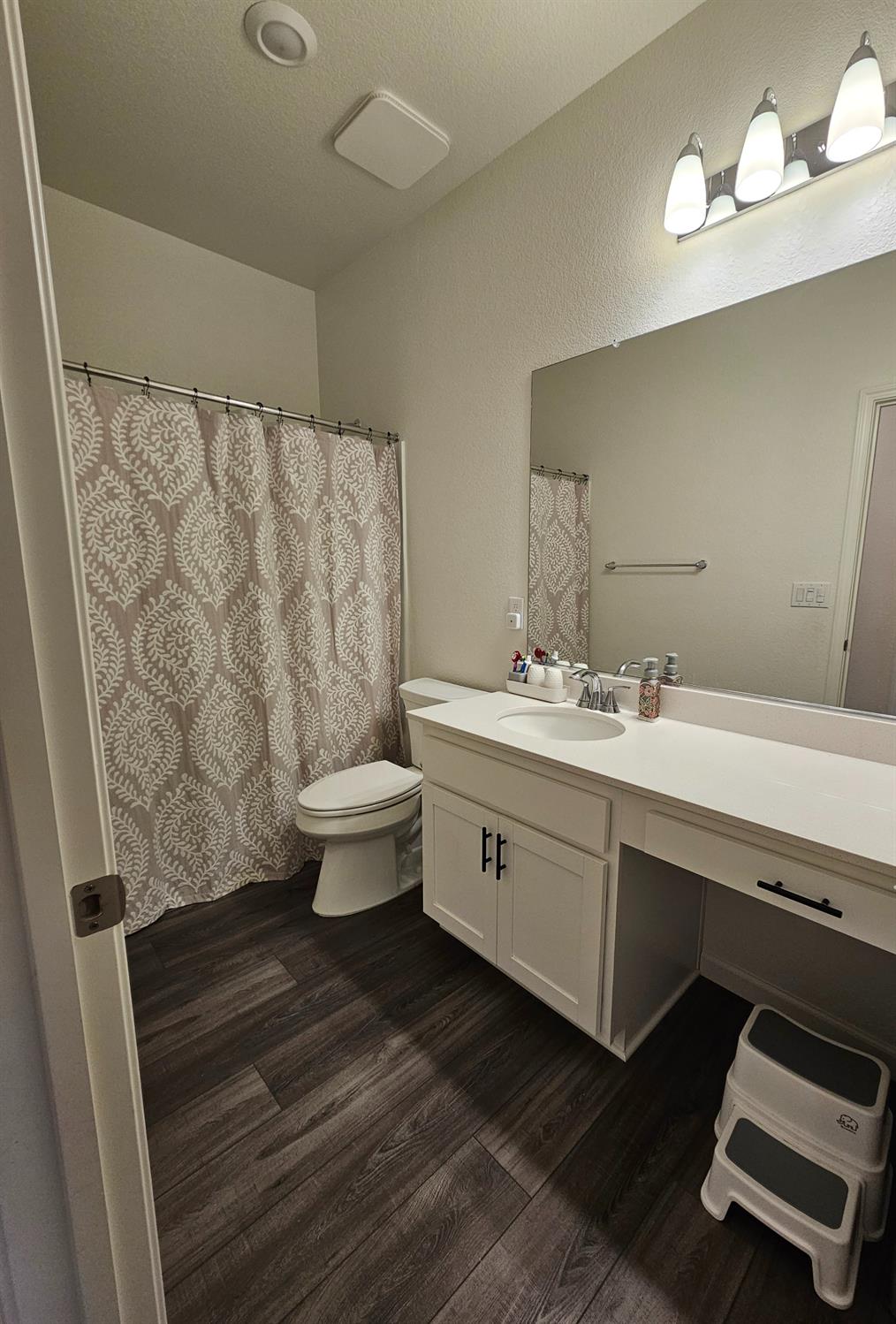 7708 Path Dr, Hughson, CA 95326